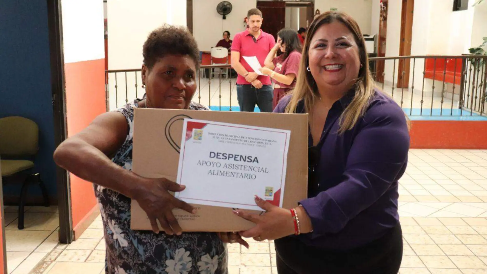 Christian Agúndez entrega apoyos a familias de Cabo San Lucas